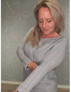Lys grå langærmet finstrikbluse i 52% viskose, 28% polyester og 20% polyamid med rund hals – TIPPY Collection 2