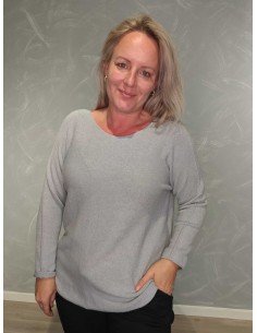 Lys grå langærmet finstrikbluse i 52% viskose, 28% polyester og 20% polyamid med rund hals – TIPPY Collection