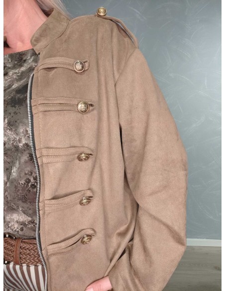 Guldfarvede pynteknapper og skulderstropper på lattefarvet uniformsjakke – TIPPY