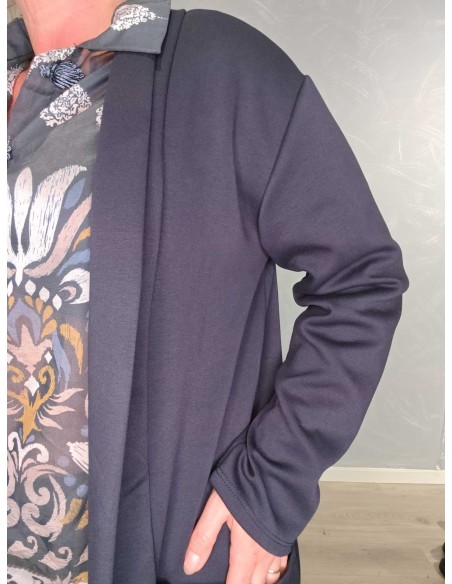 Nærbillede af blød viskoseblanding på navy cardigan – TIPPY