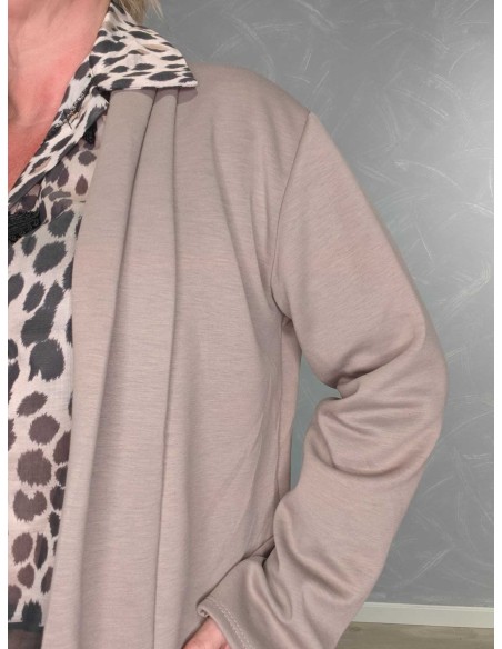 Nærbillede af blød viskoseblanding på taupe cardigan – TIPPY