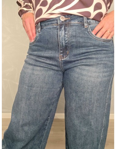 Nærbillede af vasket denim på barrel jeans i bomuldsblanding – TIPPY