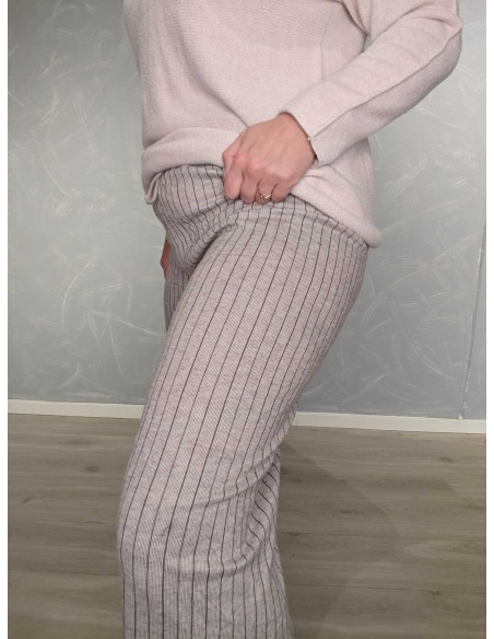 Nærbillede af tynde striber på beige jerseybukser i polyamid – TIPPY