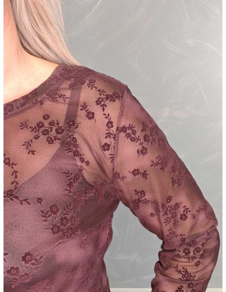 Ophøjede velourblomster på bordeaux meshbluse – TIPPY