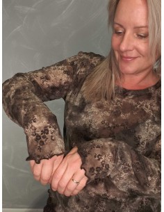 Brun meshbluse i 95% polyester og 5% elastan med velourblomster – Design by TIPPY 2