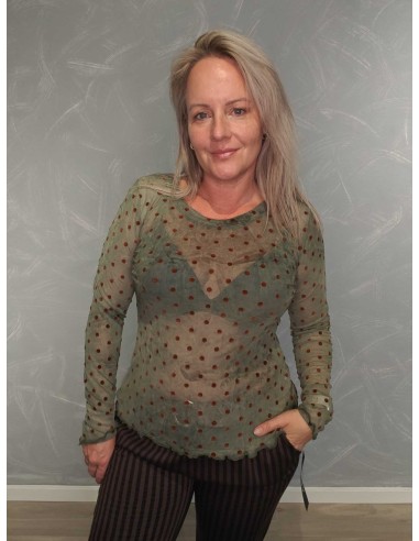 Grøn meshbluse i 95% polyester og 5% elastan med velourprikker og batiklook – Design by TIPPY