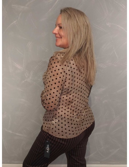 Bagside af brun meshbluse med batiklook til kvinder – TIPPY