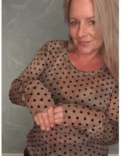 Brun meshbluse i 95% polyester og 5% elastan med velourprikker og batiklook – Design by TIPPY 2