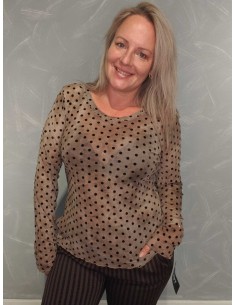 Brun meshbluse i 95% polyester og 5% elastan med velourprikker og batiklook – Design by TIPPY
