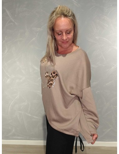 Nærbillede af frontsnøre på beige viskosebluse – TIPPY