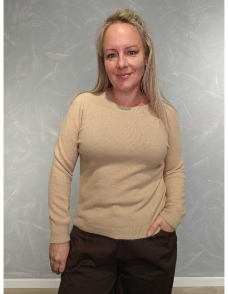 Beige alpakastrik i babyalpaka og uld med rund hals – TIPPY Collection