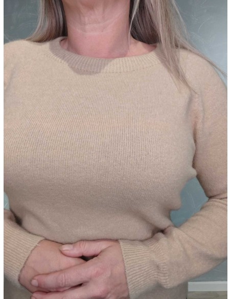 Ribkanter og rund hals på beige alpakastrik – TIPPY