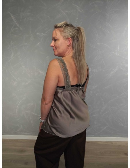 Bagside af taupe satintop med elastik – TIPPY