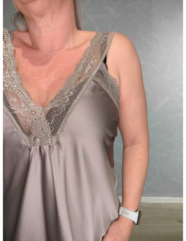 V-hals med brede blonder på taupe satintop – Italian Select TIPPY
