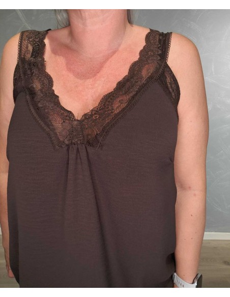 V-hals med brede blonder på brun top – Italian Select TIPPY