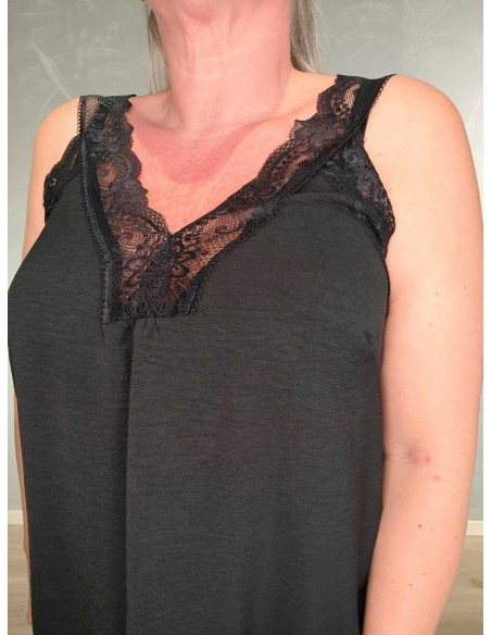 V-hals med brede blonder på sort top – Italian Select TIPPY