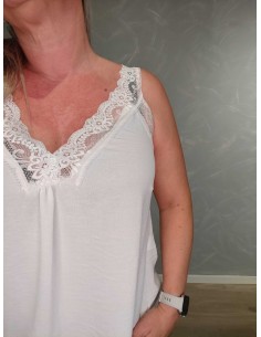 Råhvid A-facon top i polyesterblanding med blonder – Italian Select TIPPY 2
