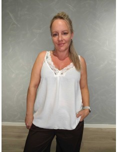 Råhvid A-facon top i polyesterblanding med blonder – Italian Select TIPPY