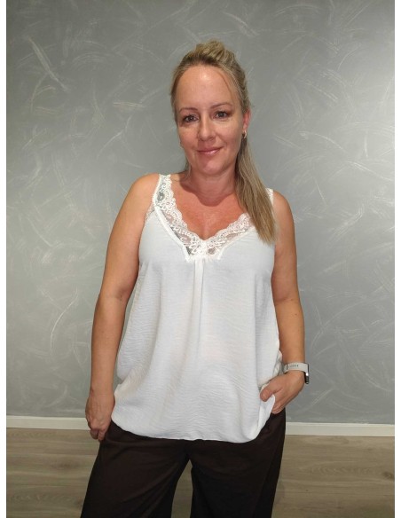 Råhvid A-facon top i polyesterblanding med blonder – Italian Select TIPPY