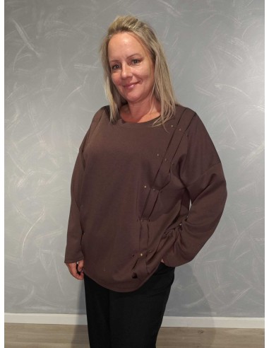 Asymmetrisk front og nitter på brun bluse – TIPPY