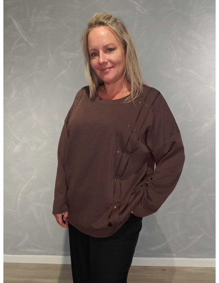 Asymmetrisk front og nitter på brun bluse – TIPPY