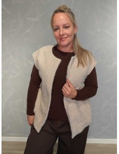Beige kort plysvest med lommer og åben front – Italian Select TIPPY