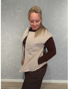 Beige kort plysvest med lommer og åben front – Italian Select TIPPY 2