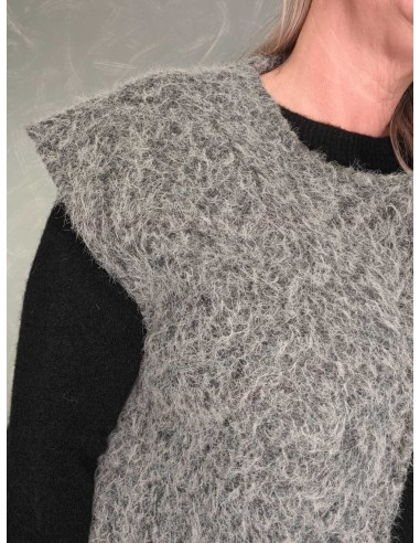 Nærbillede af grå plysstruktur i polyester – TIPPY