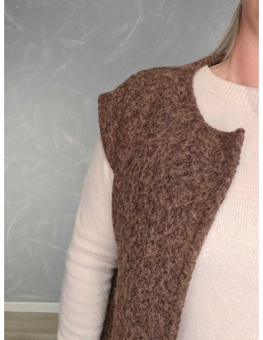 Nærbillede af brun plysstruktur i polyester – TIPPY