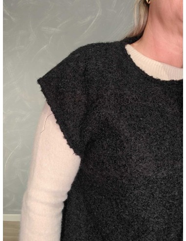 Nærbillede af sort plysstruktur i polyester – TIPPY