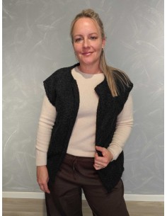 Sort kort plysvest med lommer og åben front – Italian Select TIPPY