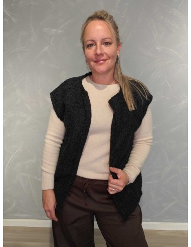 Sort kort plysvest med lommer og åben front – Italian Select TIPPY