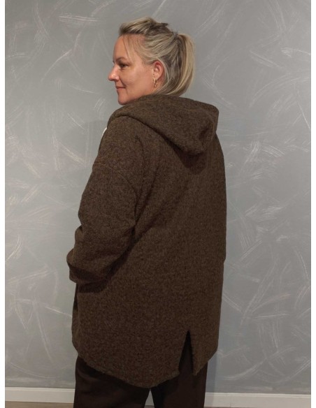 Bagside af lang brun plysjakke til kvinder – TIPPY