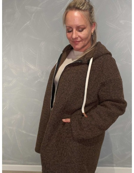 Nærbillede af lynlås og blød struktur på brun plysjakke – TIPPY