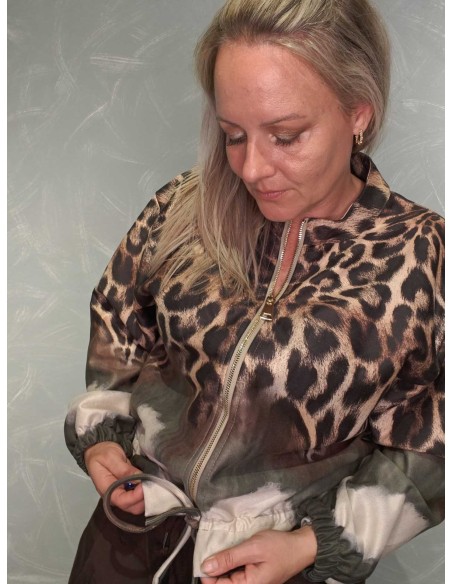 Justerbar snøre i bunden på brun leopardjakke – TIPPY