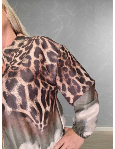 Nærbillede af leopardprint på polyesterjakke – TIPPY