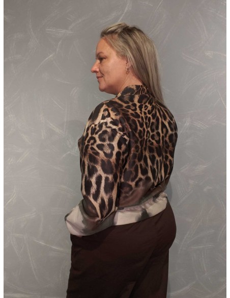 Bagside af brun kort jakke med leopardprint til kvinder – TIPPY