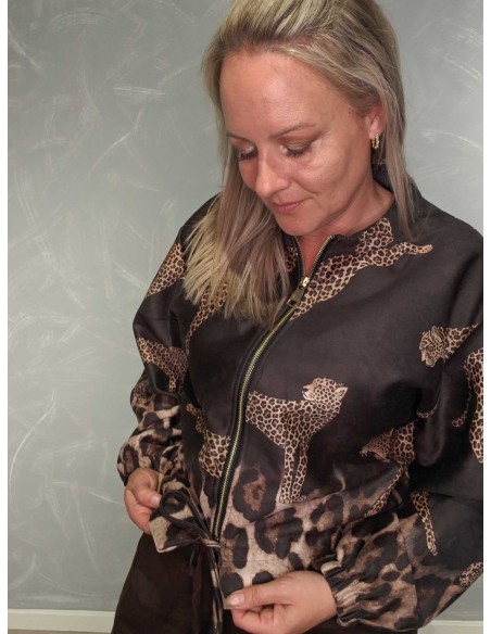 Justerbar snøre i bunden på brun jakke med leopardmotiv – TIPPY