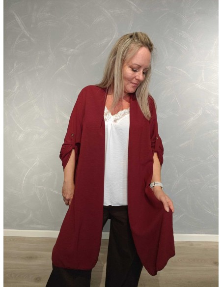 Nærbillede af det lette materiale på bordeaux cardigan – TIPPY