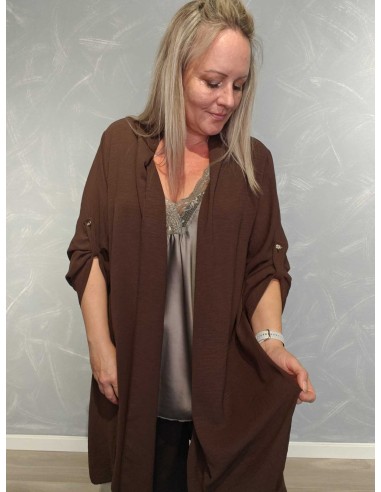 Nærbillede af det lette materiale på brun cardigan – TIPPY