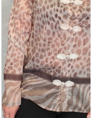Nærbillede af leopardprint på beige/sand viskoseskjorte – TIPPY