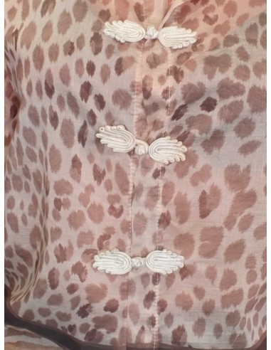 Dekorative knudeknapper og zebrakant på beige/sand leopardskjorte – TIPPY
