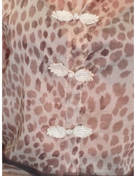 Dekorative knudeknapper og zebrakant på beige/sand leopardskjorte – TIPPY