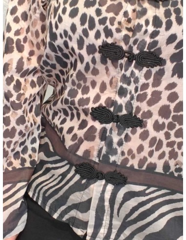 Nærbillede af leopardprint på transparent viskoseskjorte – TIPPY