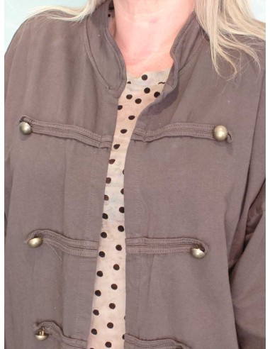 Nærbillede af uniformsdetaljer på brun cardigan – TIPPY
