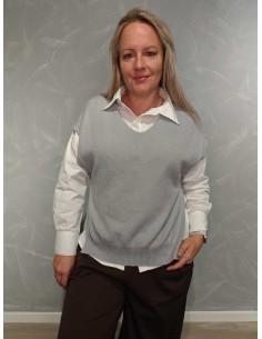 Lys grå strikvest i viskoseblanding med sideknap – TIPPY Collection