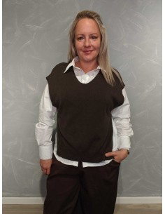 Brun strikvest i viskoseblanding med sideknap – TIPPY Collection