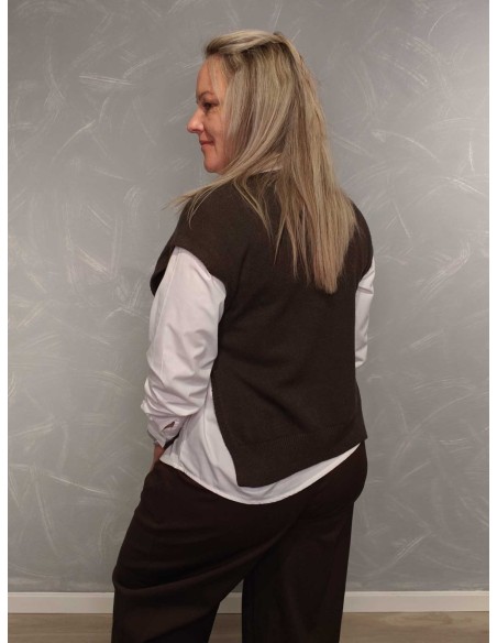 Bagside af brun strikvest til kvinder – TIPPY