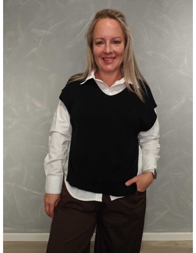 Sort strikvest i viskoseblanding med sideknap – TIPPY Collection