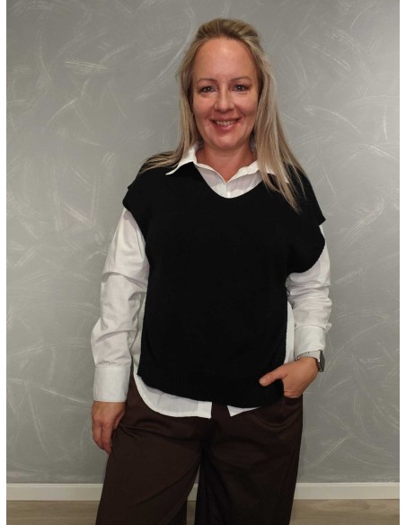 Sort strikvest i viskoseblanding med sideknap – TIPPY Collection